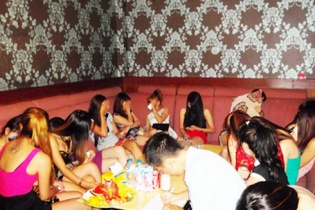 Công an TP.HCM đột kích hàng loạt tụ điểm tệ nạn, ăn chơi