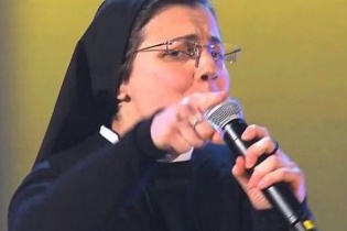 Nữ tu thi The Voice nổi tiếng nhanh hơn cả Psy