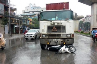 Tài xế container phạm luật, nhấn ga tông mô-tô cảnh sát