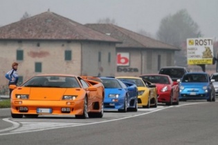 Siêu xe khoe sắc trên đường phố Italy