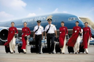 Vietnam Airlines quyết làm rõ nghi vấn tiếp viên chuyển đồ gian kiểu "hàng xách tay"