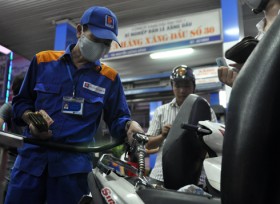 Xăng giữ giá, giá dầu đồng loạt giảm từ 1/4