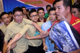 Xấu mặt với màn cướp vợt cầu lông tại NTĐ Cầu Giấy