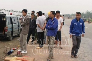 Nửa đêm. đi bộ trên quốc lộ bị môtô đâm chết