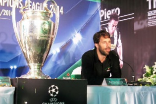 Cúp UEFA Champions League đến Việt Nam cùng Nistelrooy, Robert Pires