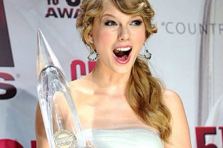Đặc trưng biểu cảm của Taylor Swift khi được vinh danh