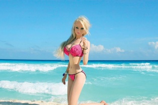 Cô gái có ngoại hình giống hệt búp bê Barbie là có thật