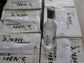 Thu giữ 7.290 chai rượu lậu Men"s Hà Nội