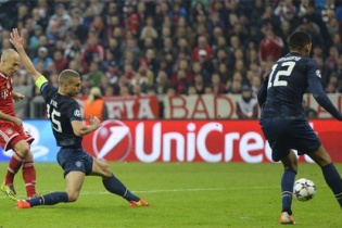 Bayern dập tắt hy vọng của MU, Barca cúi mặt rời Champions League