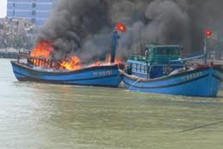 Cháy tàu du lịch trên vịnh Hạ Long
