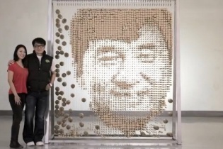 Tài tử Thành Long nhận món quà "độc" từ những chiếc đũa