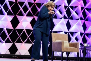 Bà Hillary Clinton may mắn né được một chiếc giầy ném về phía mình