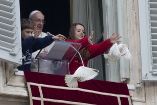 Vatican dùng chim ưng để bảo vệ bồ câu của Giáo hoàng