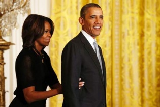 Gia đình Obama kiếm được nửa triệu USD