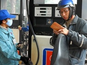 Xăng đứng giá, dầu giảm tiếp từ 90 - 130 đồng