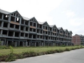 Biệt thự bỏ hoang la liệt do cầu ảo giá cao