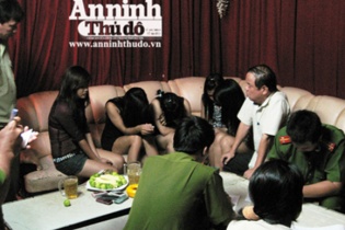 PR karaoke: Cách gọi mới các nàng chân dài nghề "tay vịn"