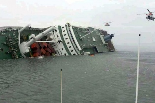 Chìm phà ở Hàn Quốc: Vẫn còn gần 300 người mất tích