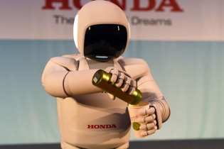 Honda ra mắt robot giống người nhất từ trước tới nay