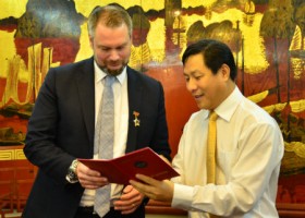 Tặng Kỷ niệm chương cho cố vấn Dự án cải cách đăng ký kinh doanh