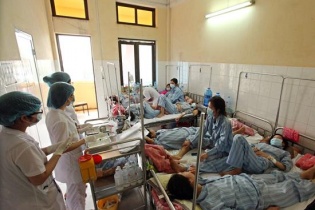 Người lớn, trẻ em chen chúc điều trị bệnh sởi