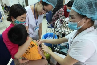 Hàng nghìn trẻ cuống cuồng tiêm phòng sởi và điệp khúc giá như…