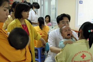Rơi nước mắt cảnh các cháu nhỏ gồng mình chống dịch sởi
