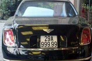 Hà Nội lại có 2 xe chênh lệch "đẳng cấp" cùng biển số 29A-999.99