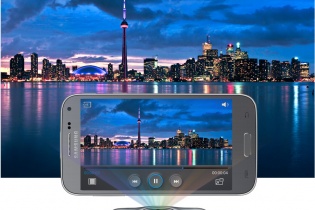 Smartphone gắn máy chiếu Samsung Galaxy Beam 2