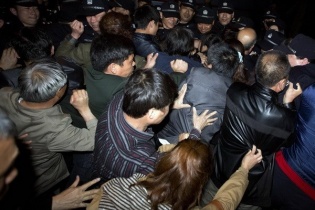 Thân nhân chuyến bay MH370 bắt giữ nhân viên Malaysia Airlines