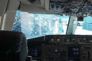 Máy bay Boeing 767 hạ cánh khẩn cấp do kính chắn gió vỡ