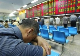 VN-Index mất 33 điểm do thông tin xấu và lực bán giải chấp