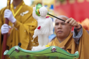 Xem nghi thức Tắm Phật sơ sinh ở Đại lễ Phật đản 2014