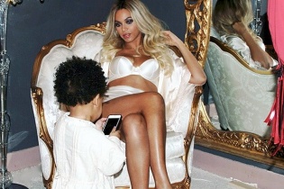 Ba ca sỹ Beyonce, Shakira và Aguilera là những bà mẹ quyền lực nhất