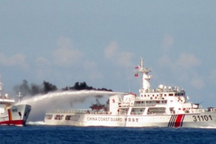 Tàu Trung Quốc tiếp tục phun vòi rồng vào tàu Việt Nam