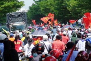 "Công nhân hãy thể hiện lòng yêu nước thông minh và đúng pháp luật"