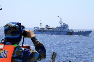 Cận cảnh giàn khoan Hải Dương 981 với dày đặc tàu Trung Quốc