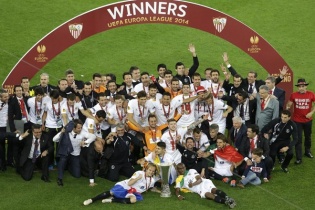 Sevilla đã lần thứ 3 lên ngôi tại Europa League, sau loạt luân lưu 11m
