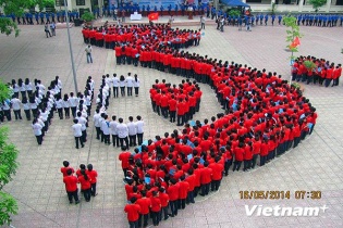 1.200 học sinh Hà Nội xếp hình Tổ quốc, hướng về biển đảo