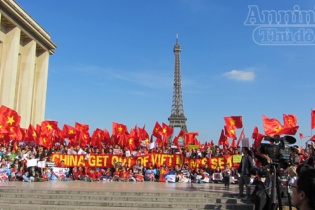 Cờ đỏ sao vàng ngập trời Paris, phản đối Trung Quốc
