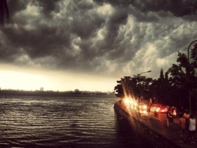 Mưa lớn kèm sét gây mất điện một số nơi tại Hà Nội