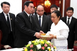 Đoàn đại biểu cấp cao Đảng và Nhà nước viếng một số lãnh đạo Lào