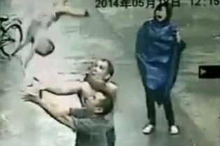 Đứng tim cảnh hứng bằng tay bé trai 1 tuổi rơi từ tầng 2 xuống