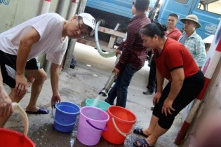 Nắng nóng, người Hà Nội "khát" nước