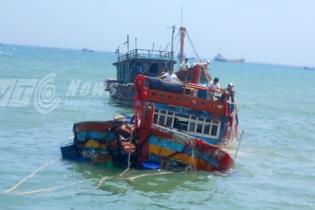 Tàu lạ đâm, một ngư dân Lý Sơn tử nạn, một mất tích