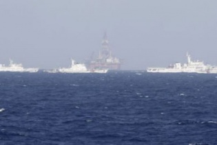 Tàu Trung Quốc chĩa súng vào tàu Việt Nam gần giàn khoan trái phép