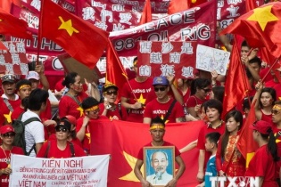 Người Việt tại Hong Kong viết thư bằng máu, biểu tình phản đối Trung Quốc
