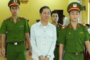 Cán bộ trung tâm bảo trợ ép trẻ em làm "chuyện ấy" để ngồi xem