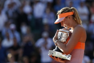 Maria Sharapova lên ngôi "Hậu" sau chiến thắng nghẹt thở