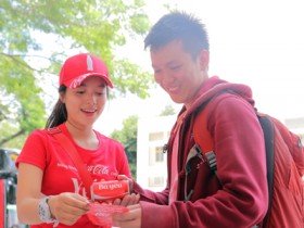 Coca-Cola in tên riêng lên nhãn sản phẩm